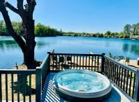 Exclusive Lakeside Holiday Lodge with Hot tub and Private Fishing Peg at Tattershall Lakes - Ferienwohnung Tattershall