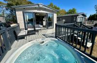 Exclusive Lakeside Holiday Lodge with Hot tub and Private Fishing Peg at Tattershall Lakes - B&B Tattershall