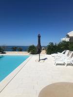 Beachfront Villa Bregeš with Pool & Pergola - B&B Povljana