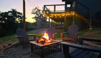 Sunscape Villa – Luxury Gatlinburg Cabin with Hot Tub, Game Room & Breathtaking City Views - Chambres d'hôtes Gatlinburg
