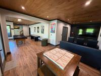 Sunscape Villa – Luxury Gatlinburg Cabin with Hot Tub, Game Room & Breathtaking City Views - Chambres d'hôtes Gatlinburg