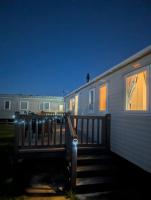 Sushies Seaside Stay Beach & Pool Sleeps 6 to 8 - Bed and Breakfast Kinmel Bay
