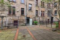 Top Floor West End Flat - 3-Min Walk to Subway - Park Views - B&B Glasgow
