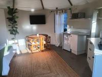 Unique, cozy rondavel 200m from the sea - B&B Hermanus