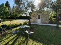 Maisonnette indépendante au calme, grand jardin ombragé dans la plaine agricole - Chambres d'hôtes Châteauneuf-du-Rhône