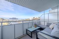 Sea & City View Apartment with Balcony in Central Ålesund Walkable Location - B&B Ålesund