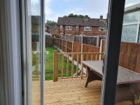 Free Parking - Spacious 3BED Home - 5 mins walk to Clifton Station with Spacious Garden - B&B Manchester