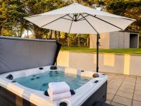 The Manor Hot Tub Escape - Celebrations & Retreats - Chambres d'hôtes Bathford