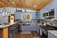 Stylish Elysian Big Bear Cabin w Enclosed backyard - B&B Big Bear City