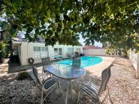 The Oasis - 2 Private Homes, Pool, and BBQ - B&B New Port Richey