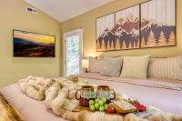 Pine and Peak - Hot Tub Fire Pit & Dog Friendly - Gatlinburg Arts & Crafts Community - Sleeps 6 - Chambres d'hôtes Gatlinburg