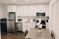 Cozy 2-bedroom with jacuzzi tub in perfect Queens with AC near JFK - Chambres d'hôtes Bellerose Terrace