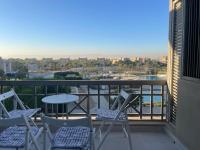 Cozy 1BR Einbay Chalet with Stunning Pool Views - B&B Al ‘Ayn as Sukhnah