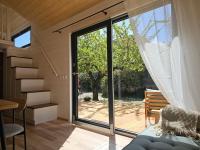 Modernes Tiny House mit Terrasse und Parkplatz - B&B Elsterheide