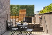 Duplex 2BR Flat with Parking Near Excellent Transport Links By Stay Aura Short Term Lets Brentford - B&B Brentford