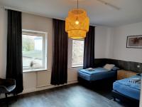 Tweepersoonskamer met 2 Aparte Bedden en Eigen Badkamer
