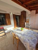 Trilocale con terrazza a Tanaunella a 20 min a piedi spiaggia - B&B Tanaunella