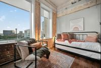 City View Loft Escape Stunning Skyline Free Parking, Pool - Bed and Breakfast Dallas