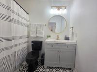 Spacious 3BR Retreat Perfect for Groups Near Downtown - B&B Raleigh