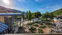 Helles Zimmer mit Balkon und Blick in den Kurpark - B&B Bad Urach