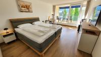 Helles Zimmer mit Balkon und Blick in den Kurpark - B&B Bad Urach