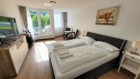 Modernes Zimmer mit Balkon und Bergblick - Ferienwohnung Bad Urach