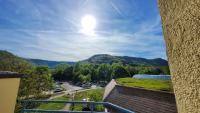 Modernes Zimmer mit Balkon und Bergblick - Ferienwohnung Bad Urach