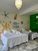 Dreibettzimmer mit Poolblick