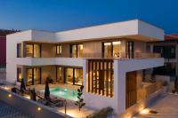 Villa Monet- Beachside Luxury with Heated Pool - Chambres d'hôtes Fažana