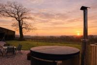 Shires Barn - with hot tub and views in Devon - Ferienwohnung Crediton