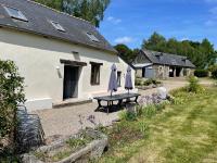 Gîte Madeleine, 4 bedroom country cottage with pool, sleeps 10 - B&B Saint-Nicolas-du-Pélem