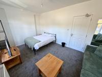 6 Bedroom House for up to 10 People - Chambres d'hôtes Merthyr Tydfil