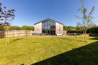 Luxury Norfolk Barn for 12 with Hot Tub , Games Room & EV Car Port - Chambres d'hôtes Lenwade