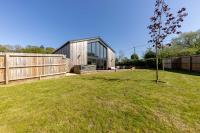 Luxury Norfolk Barn for 12 with Hot Tub , Games Room & EV Car Port - Chambres d'hôtes Lenwade