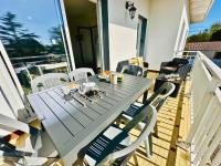 Soleil Levant - Grand appartement familial climatisé, terrasse & BBQ - Chambres d'hôtes Arvert