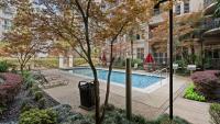 Walk to BOA & Truist, Luxury 2BR with Pool Patio - Chambres d'hôtes Charlotte