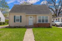Spacious 3 Bedroom Home with Game Room and Parking - B&B Rockford