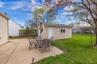 Spacious 3 Bedroom Home with Game Room and Parking - B&B Rockford