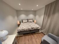 Lovely room by the sea with shared kitchen and bathroom - B&B Hundsnes