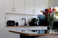Stylish 1BR Retreat | Patio | Walk to Shops | Parking - B&B Whangarei