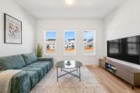 Springbank Hill 3BR Family Townhome near WinSport – King Bed, Bunk Bed, Garage - Chambres d'hôtes Calgary