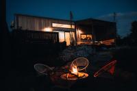 Alpine Chalet - views, fire-pit, central, cosy - Bed and Breakfast Wanaka