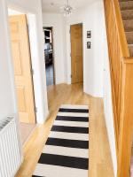 Spacious 6BR Gated Home, Sleeps 9, Private Drive - B&B Newcastle under Lyme