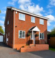 Spacious 6BR Gated Home, Sleeps 9, Private Drive - B&B Newcastle under Lyme