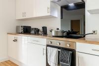 2BR Near Old Trafford Balcony, Water View ,Parking&Gym - B&B Manchester