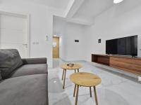 Centrally Located two bedroom Apartment with Free Wifi & AC - Chambres d'hôtes San Pawl il-Bahar
