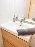 Apartamento NURIA Planta Baja con Patio Privado y Aire Acondicionado en pleno Centro - Chambres d'hôtes l'Escala