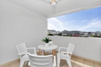 Easy Coastal Living in Cairns with Rooftop Pool - Bed and Breakfast Cairns
