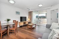 Easy Coastal Living in Cairns with Rooftop Pool - Bed and Breakfast Cairns