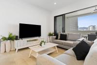 Mountain Air and Modern Flair 'Your Cairns Getaway' - B&B Cairns
